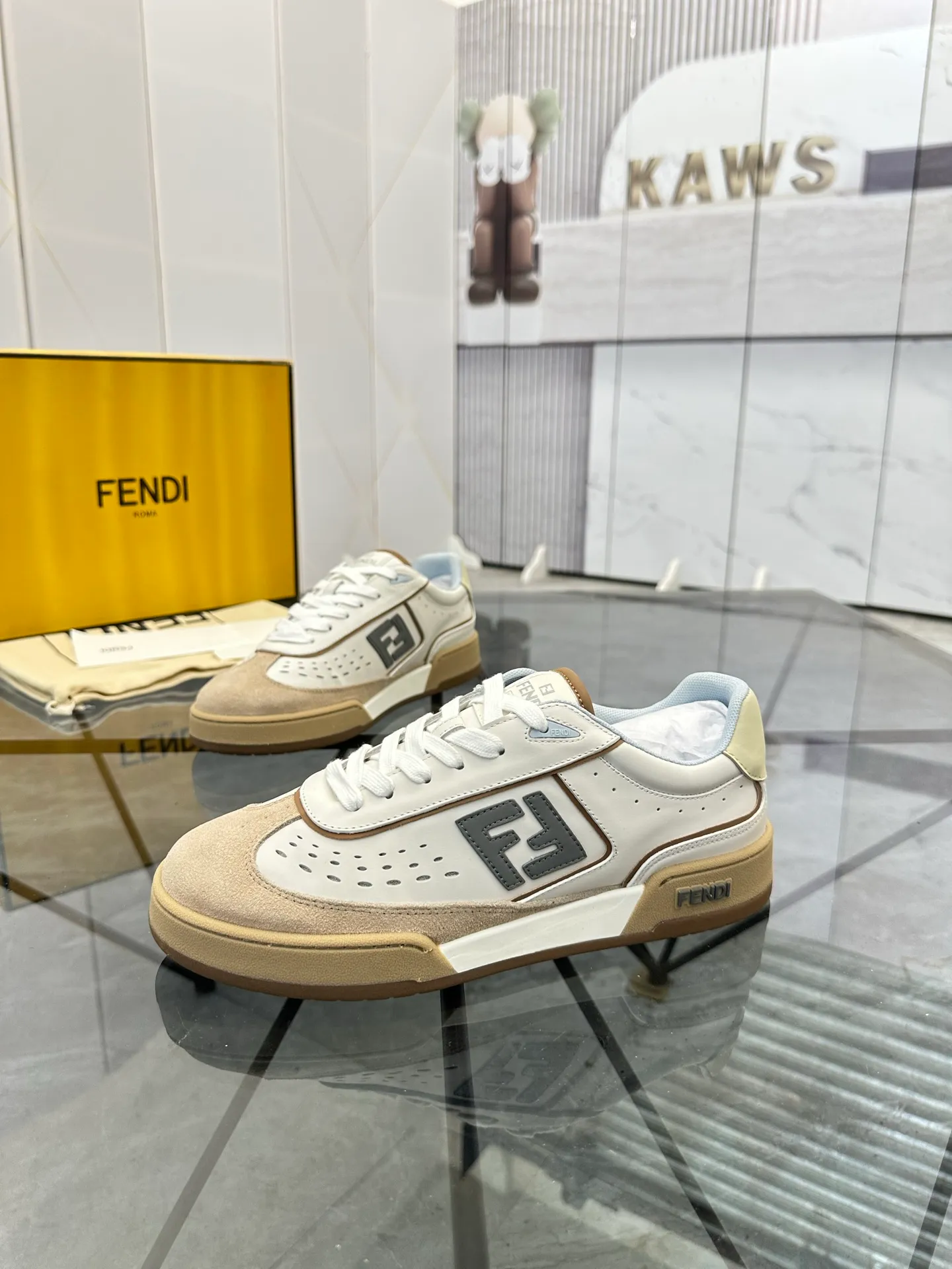 Selling men's shoes 💰: 💰P620¥ Top quality Product trademark: Fendi* "Fendi*" low-top casual shoes Regular size: 35-44 (can be customized to 38.45.46) Product material: imported first-layer nubuck leather upper, breathable lining, original outsole. No.:H208